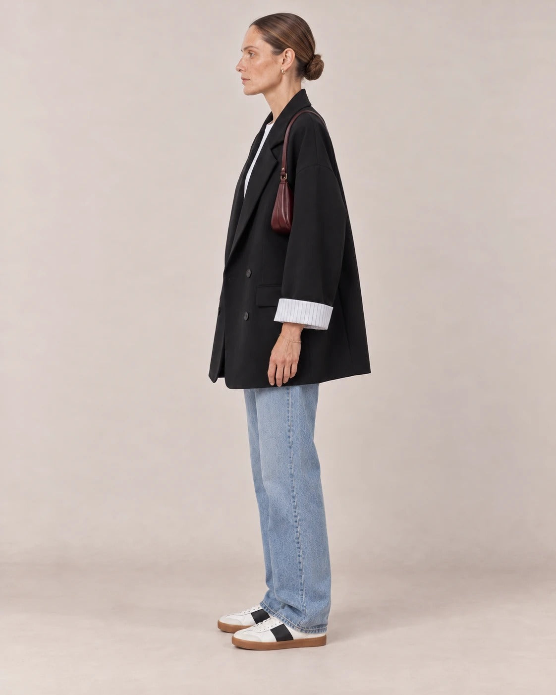 Perfil del blazer cruzado oversize negro con hombro caído