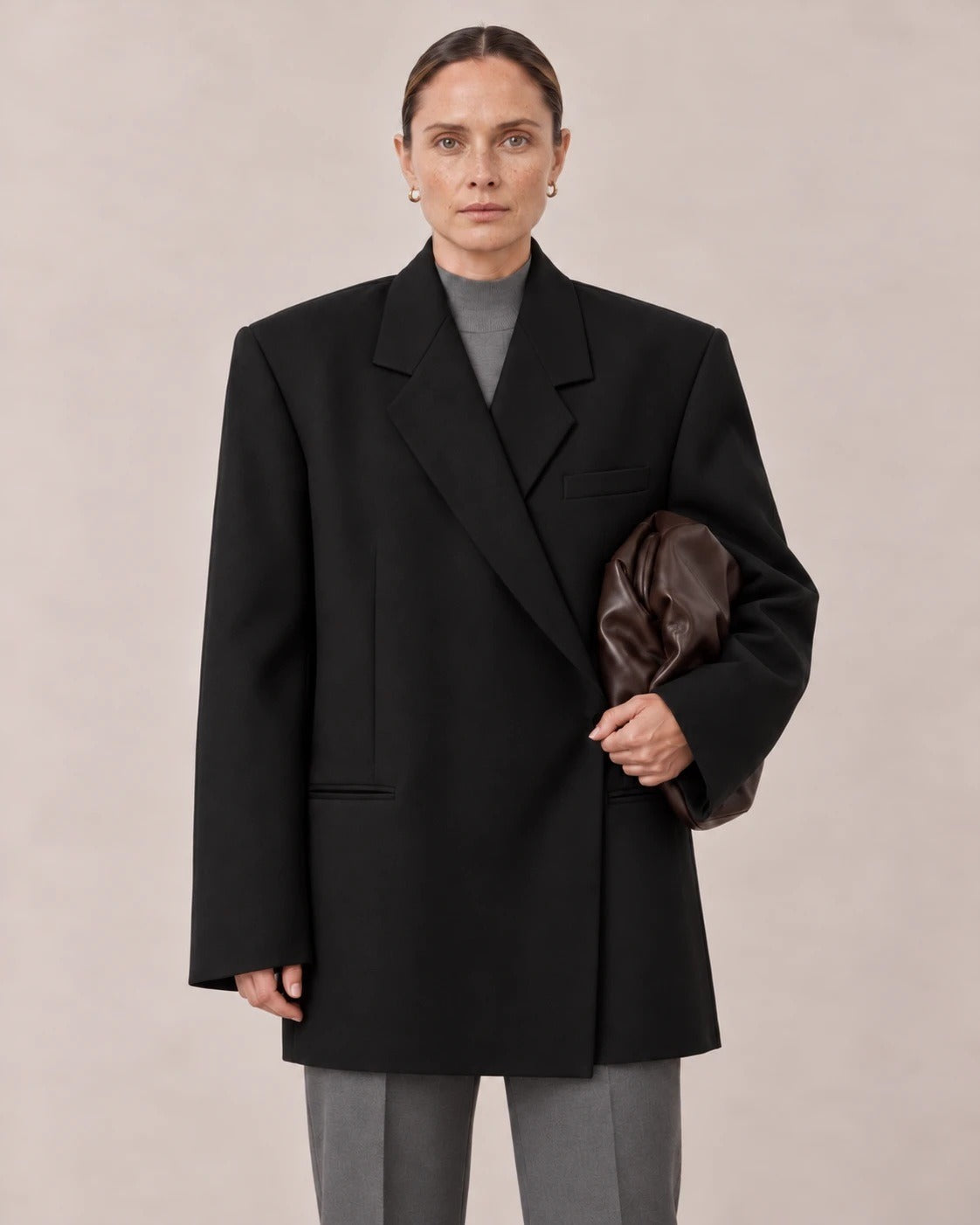 Detalle de las hombreras, las solapas y el cierre cruzado del blazer oversize negro