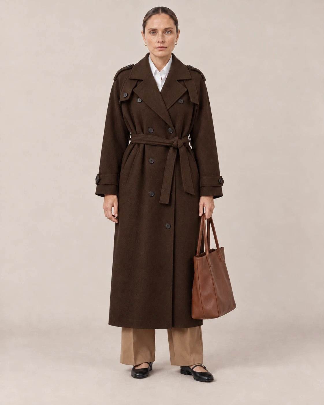 Trench largo de paño chocolate con cinturón y pantalón camel
