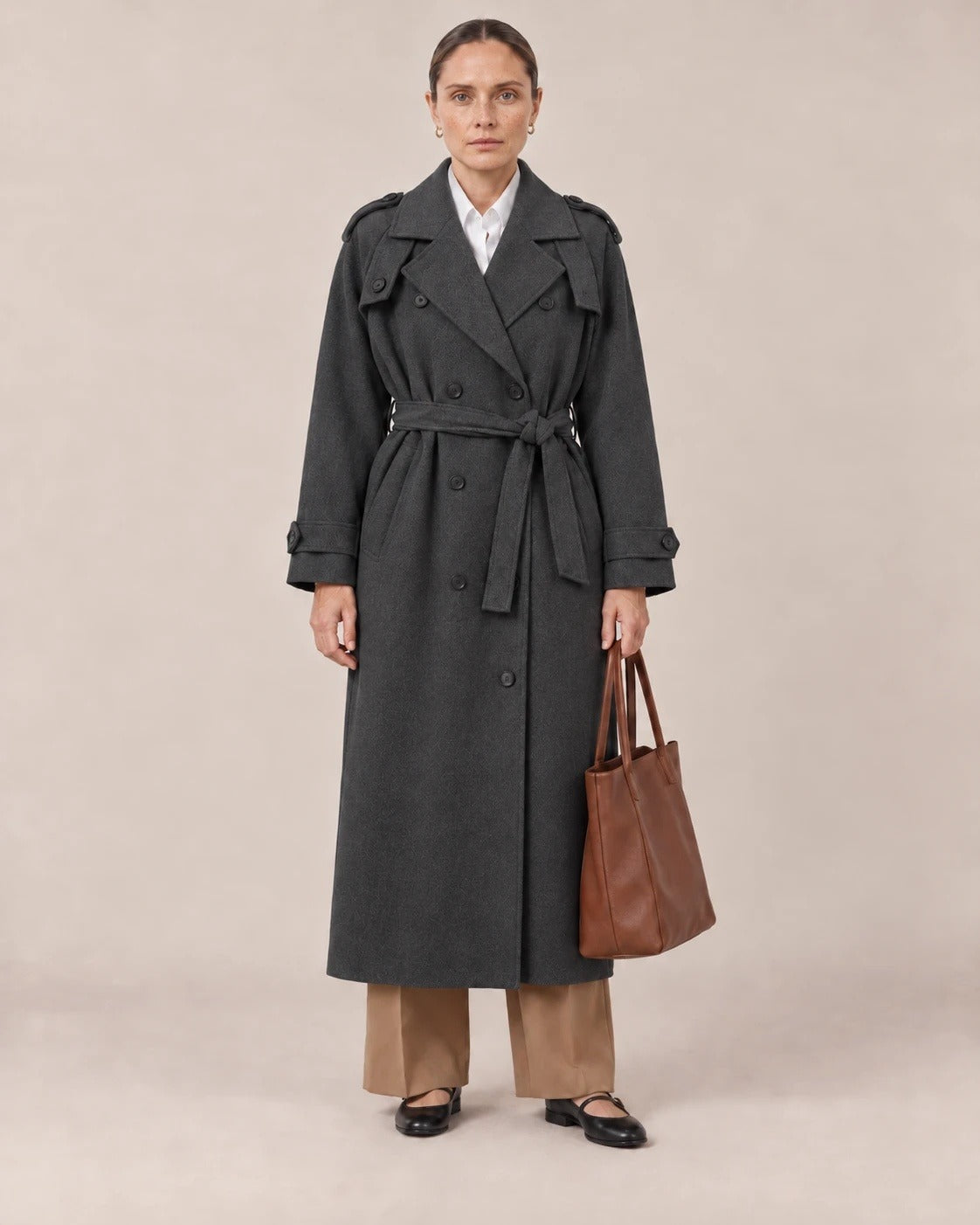 Trench largo de paño gris marengo con cinturón y pantalón camel