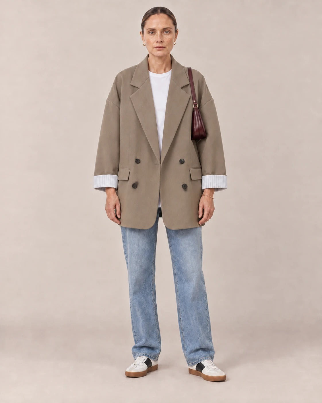 Blazer cruzado oversize beige con camiseta blanca y vaqueros