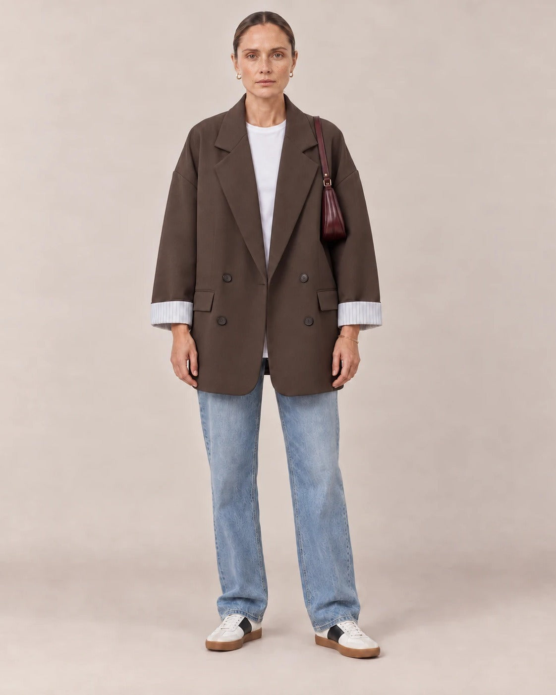 Blazer cruzado oversize marrón con camiseta blanca y vaqueros