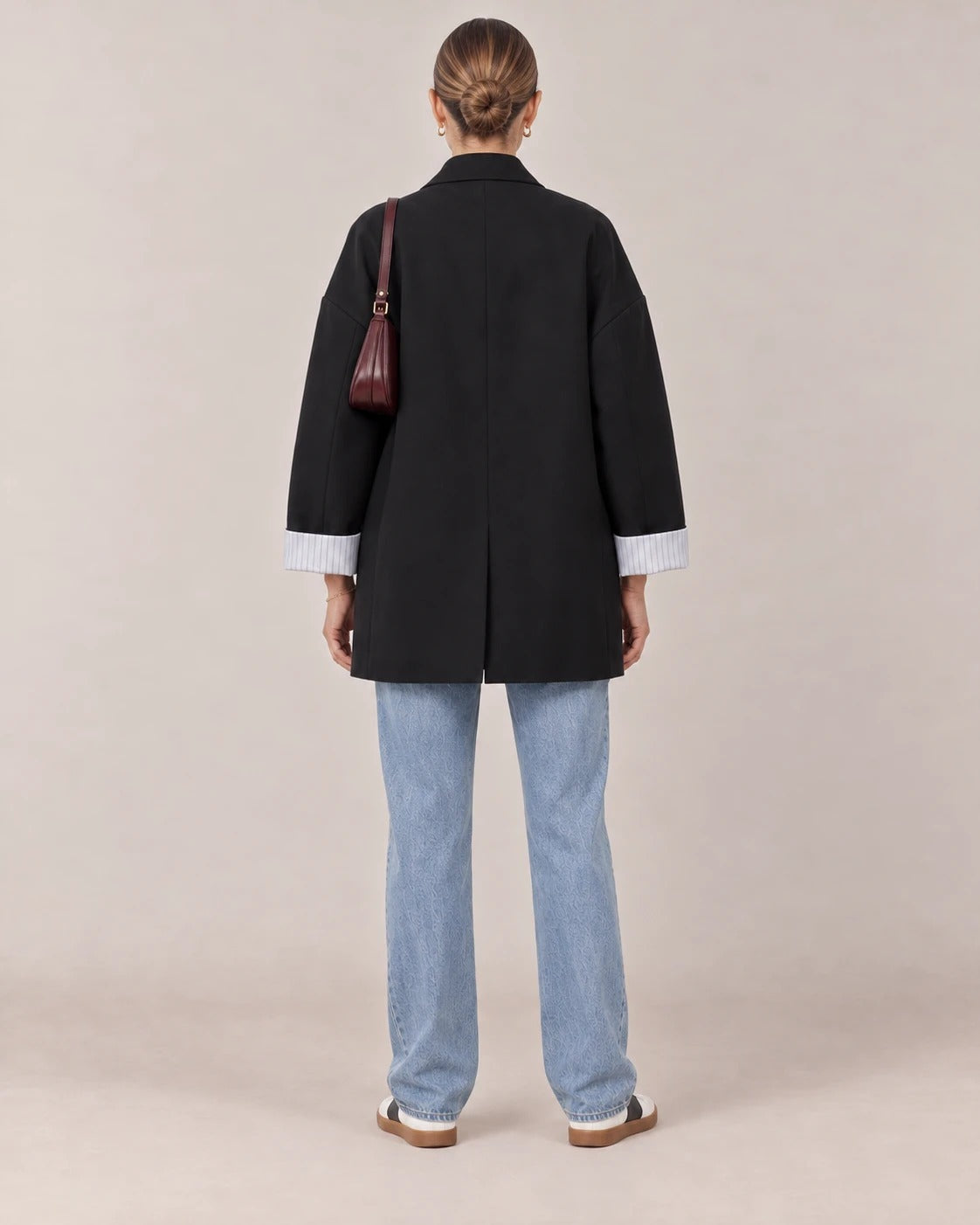 Espalda del blazer cruzado oversize negro con abertura central
