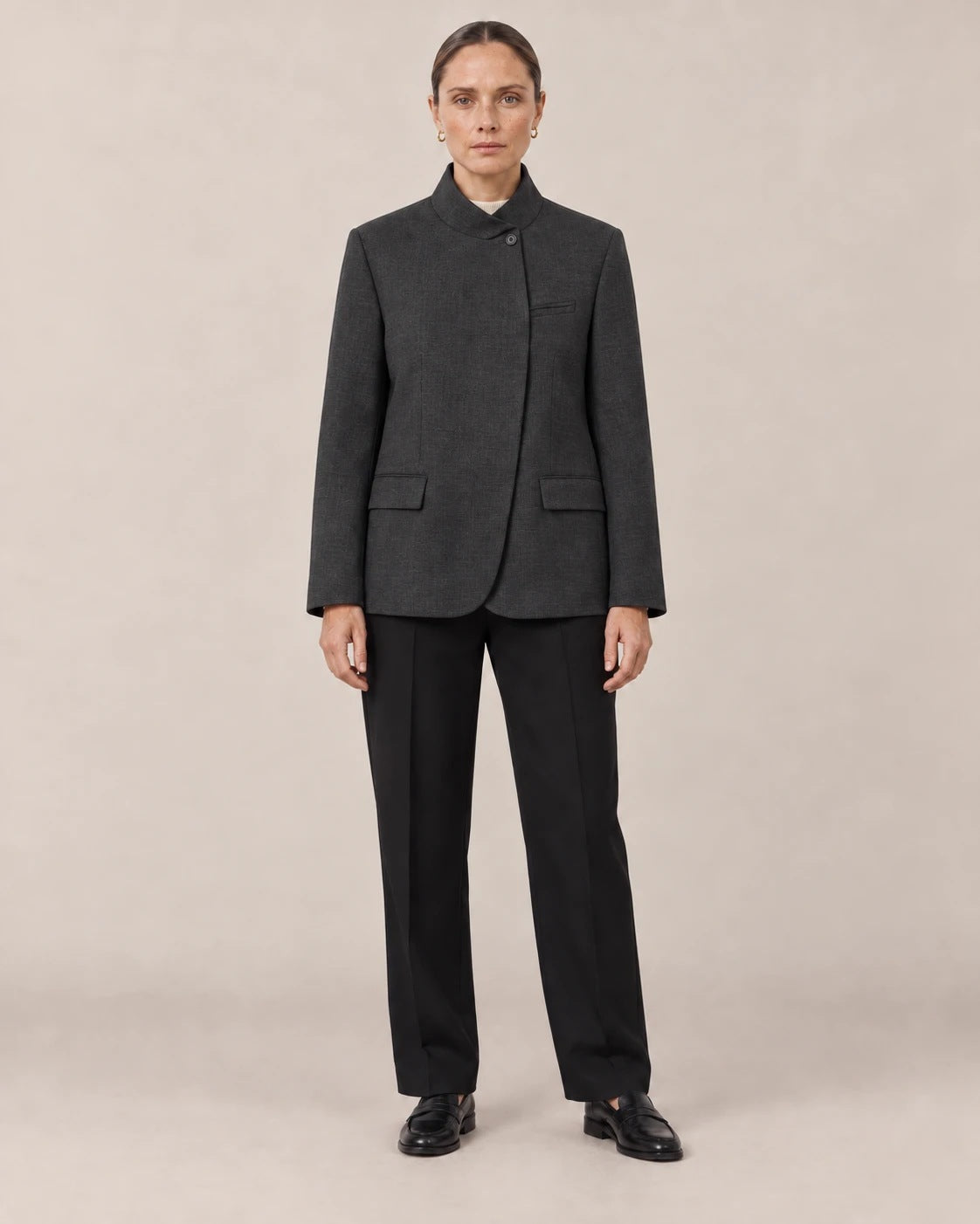 Blazer de cuello mao gris oscuro con pantalón negro