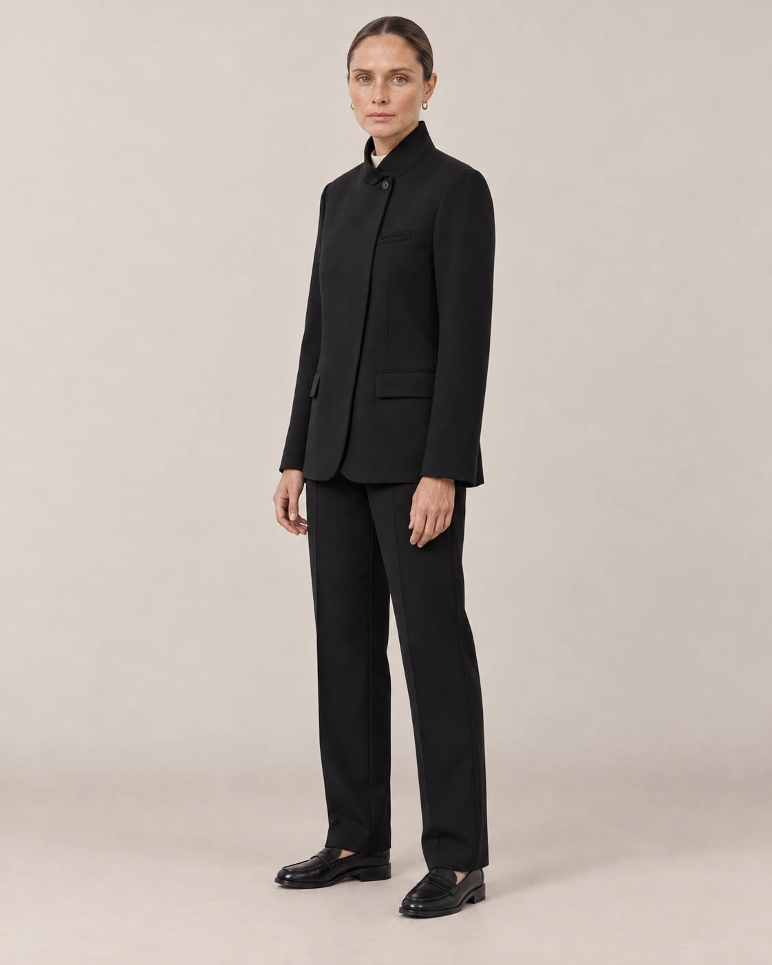 Blazer negro de cuello mao visto de tres cuartos con el cruce en diagonal