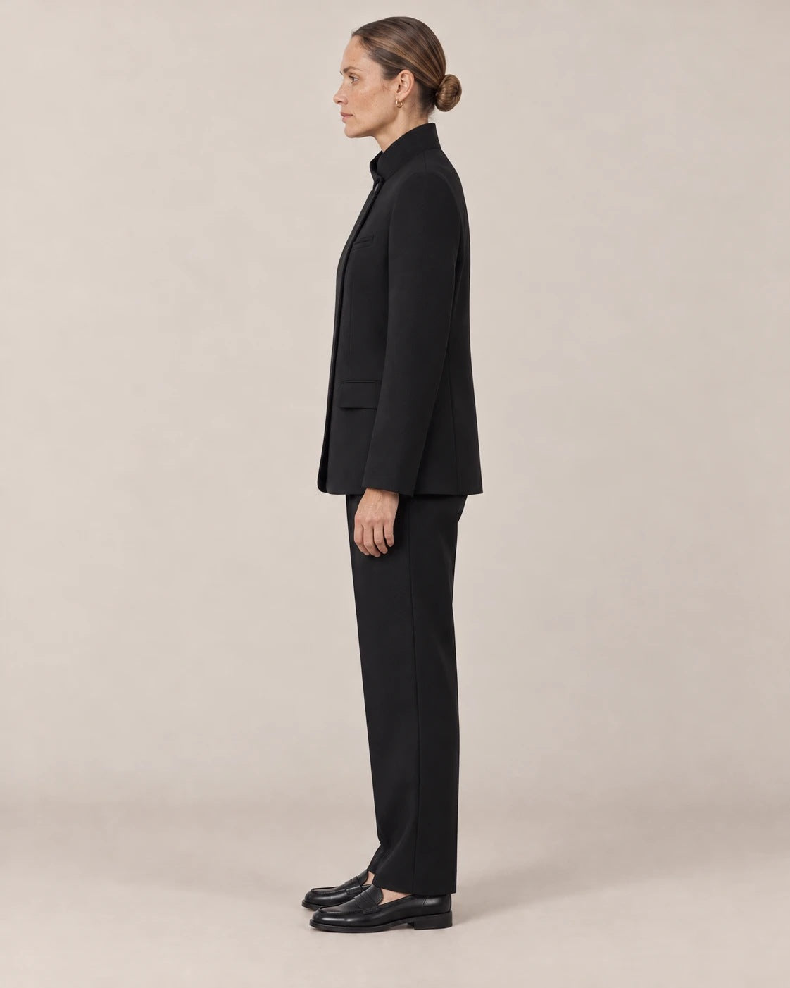 Perfil del blazer negro de cuello mao alto
