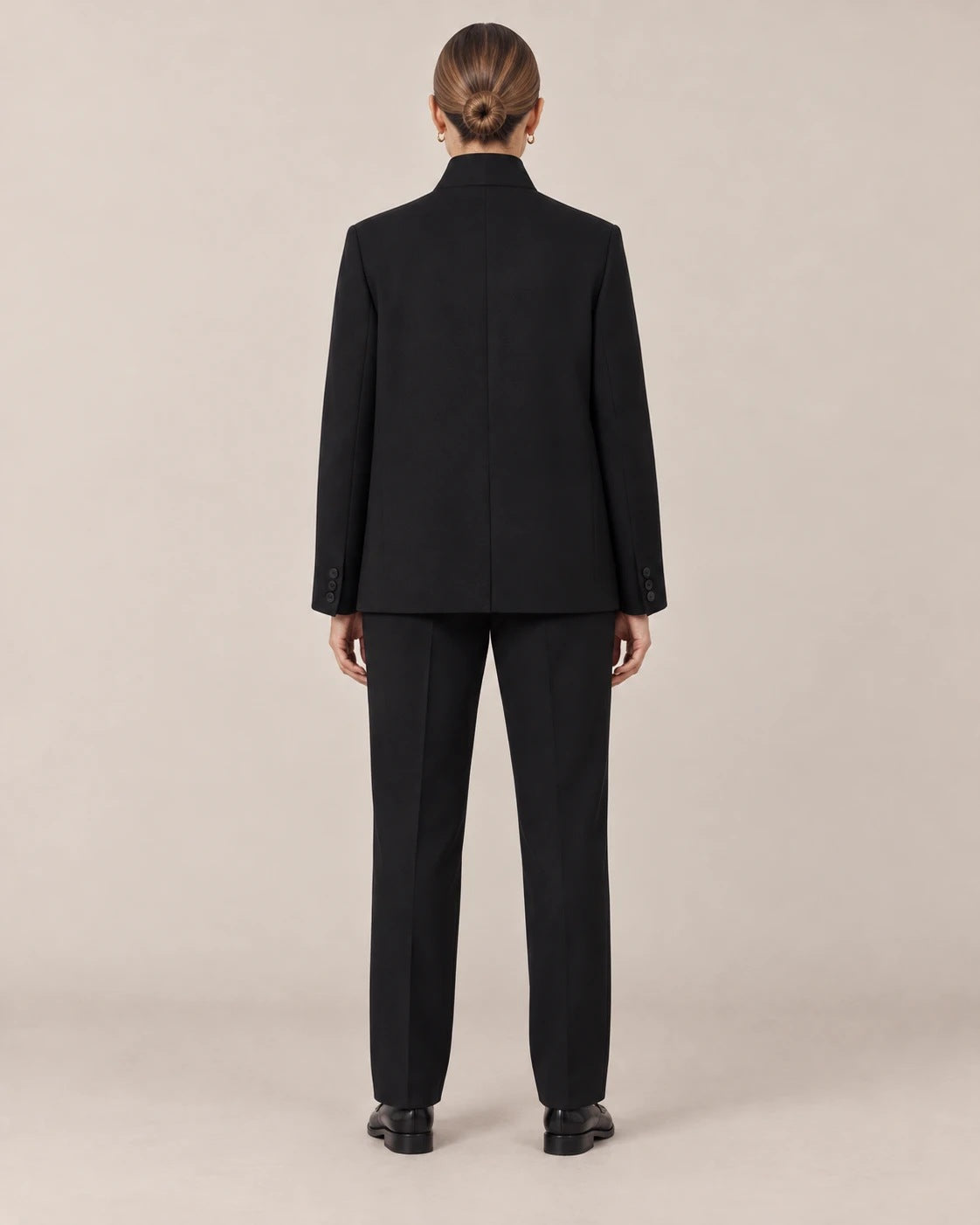 Espalda del blazer negro de cuello mao con botones en los puños