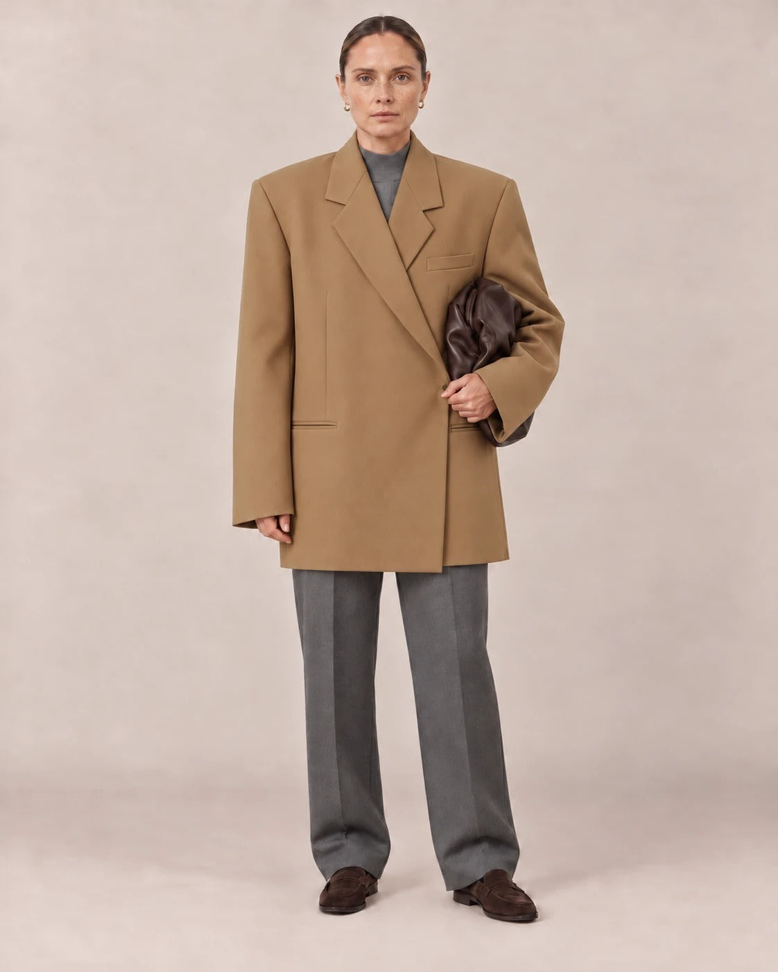 Blazer oversize camel sobre jersey y pantalón grises
