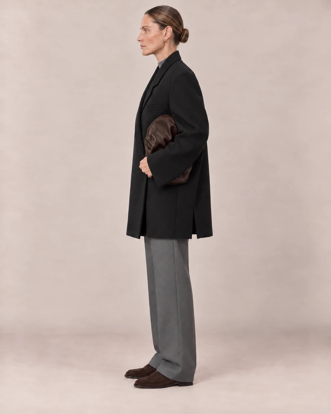 Perfil del blazer oversize negro con abertura lateral