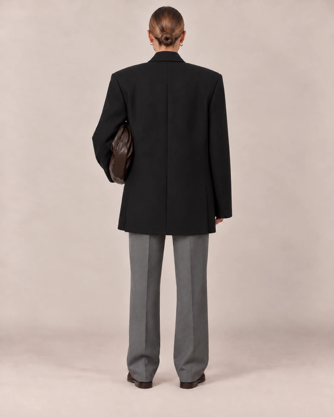 Espalda del blazer oversize negro con hombros cuadrados