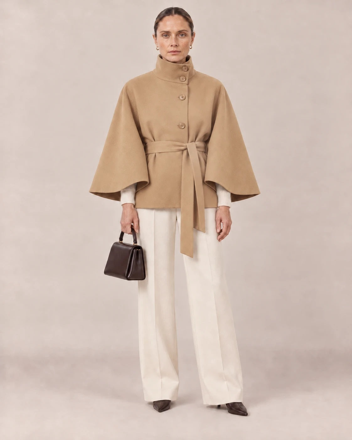 Capa camel de cuello alto con cinturón y pantalón ancho crudo