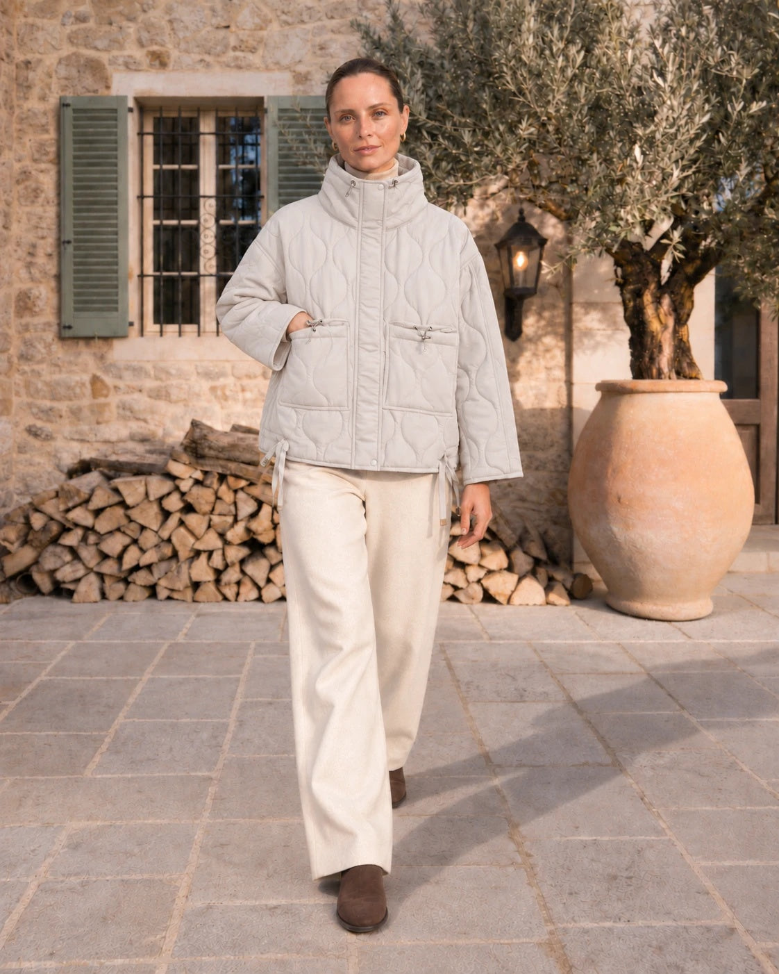 Chaquetón acolchado blanco hueso de cuello chimenea con pantalón crudo
