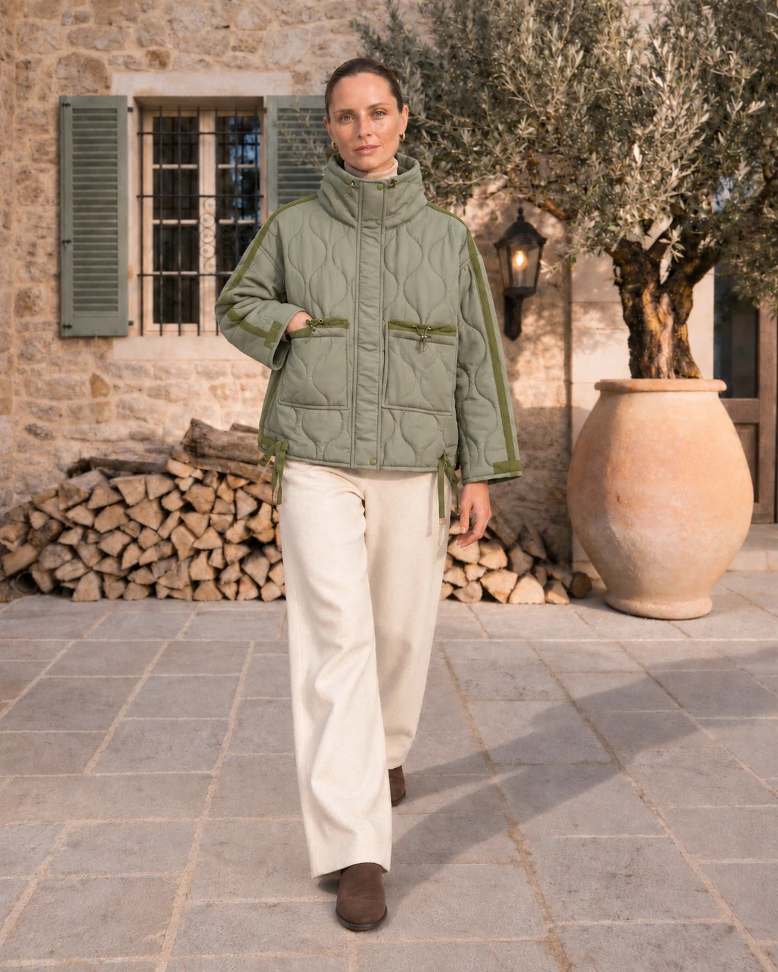 Chaquetón acolchado verde salvia con cintas en verde oliva