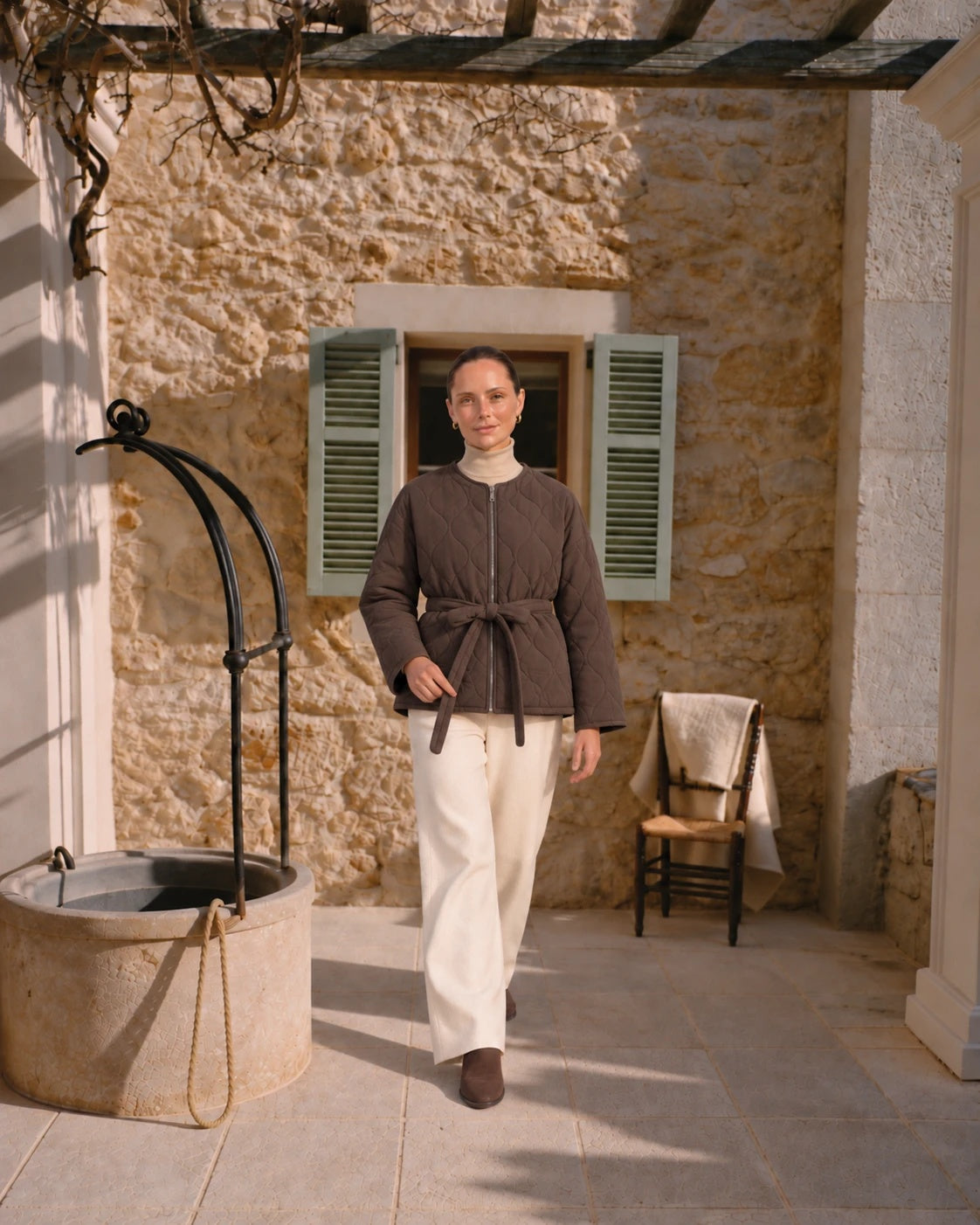 Chaquetón acolchado chocolate sin cuello con lazo en la cintura