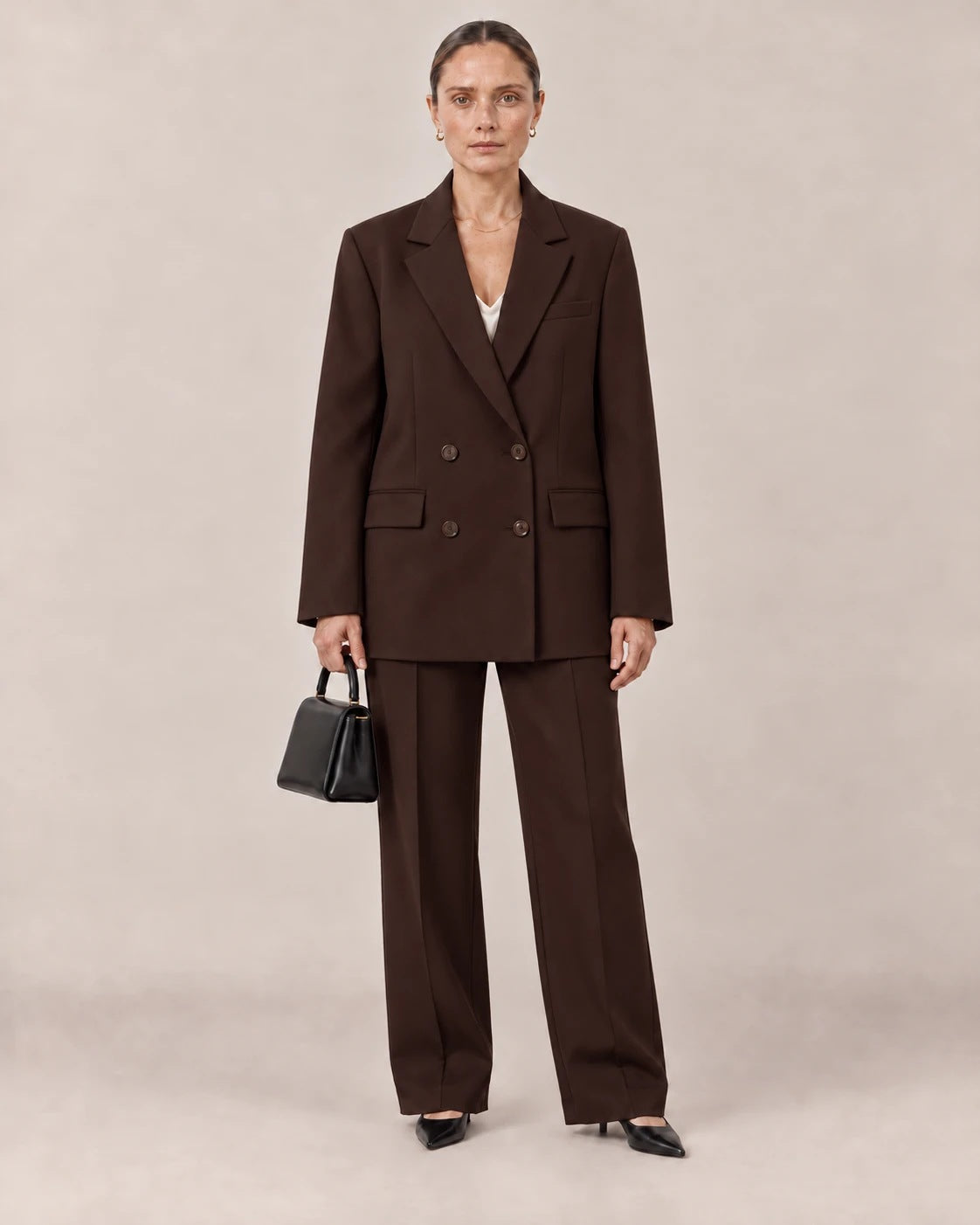 Traje marrón chocolate de americana cruzada oversize y pantalón ancho