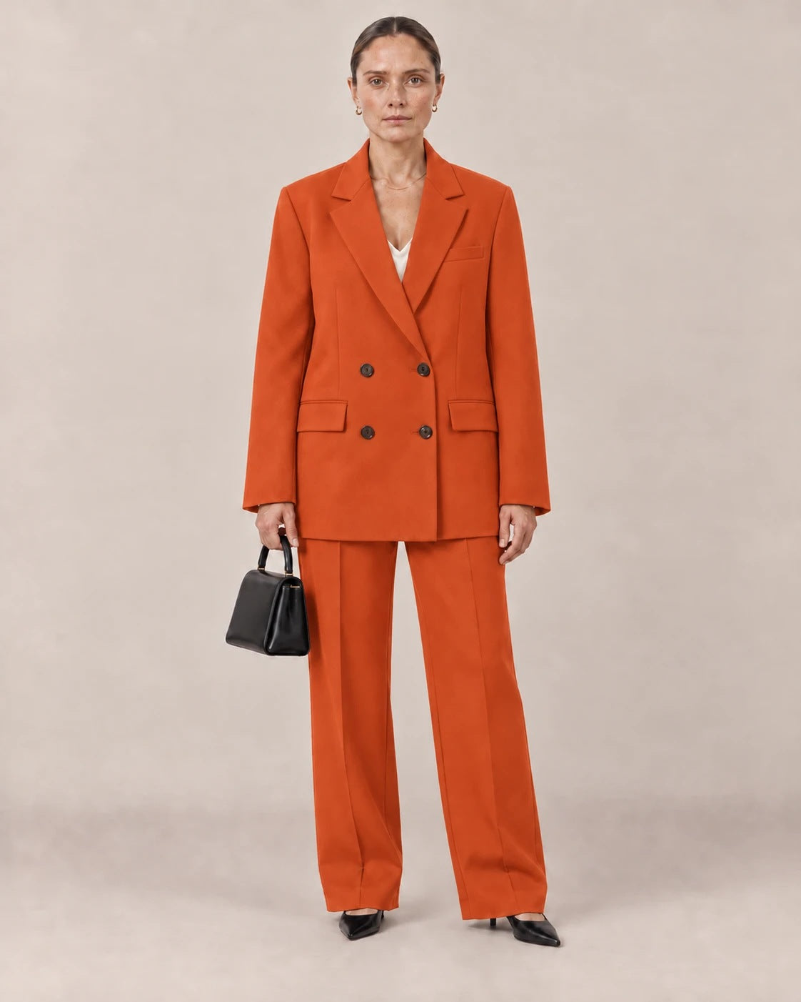 Traje naranja de americana cruzada oversize y pantalón ancho