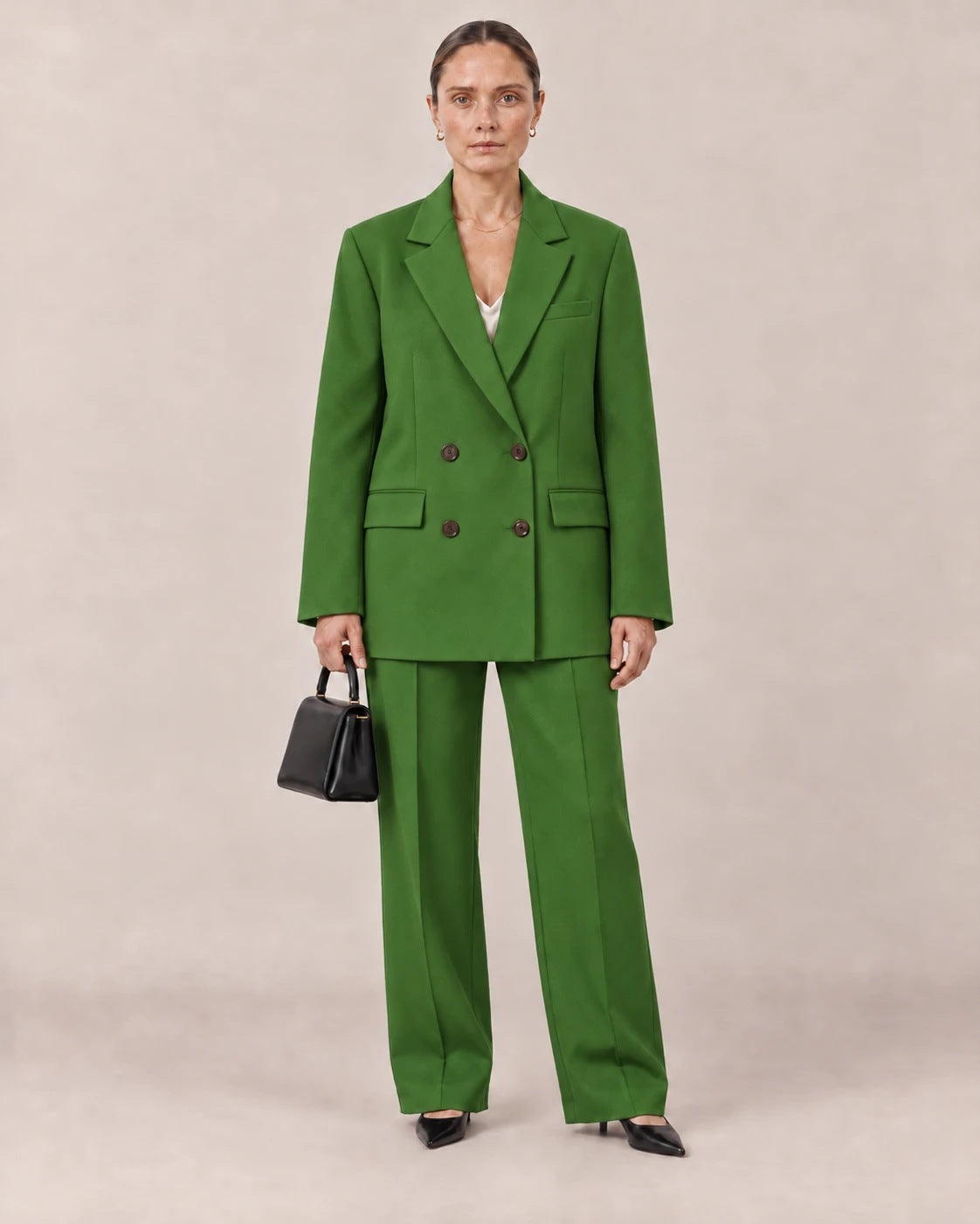 Traje verde de americana cruzada oversize y pantalón ancho